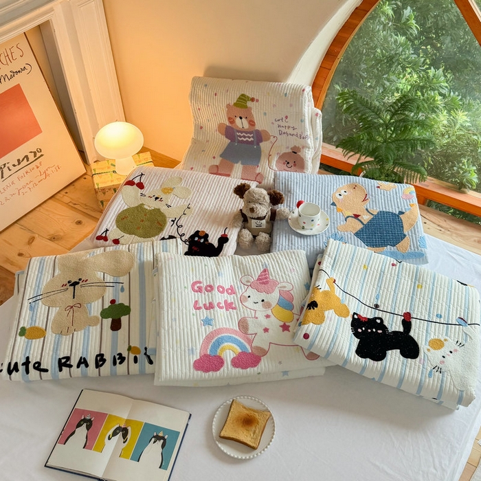 91家纺网 家纺一手货源 找家纺 鑫喜莱家纺 2025新款A版纯棉B版牛奶绒床盖毛巾绣系列单件床褥垫软床垫床盖 组合图仅供展示不可下单