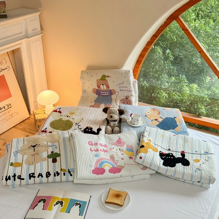 91家纺网 家纺一手货源 找家纺 鑫喜莱家纺 2025新款A版纯棉B版牛奶绒床盖毛巾绣系列单件床褥垫软床垫床盖 组合图仅供展示不可下单