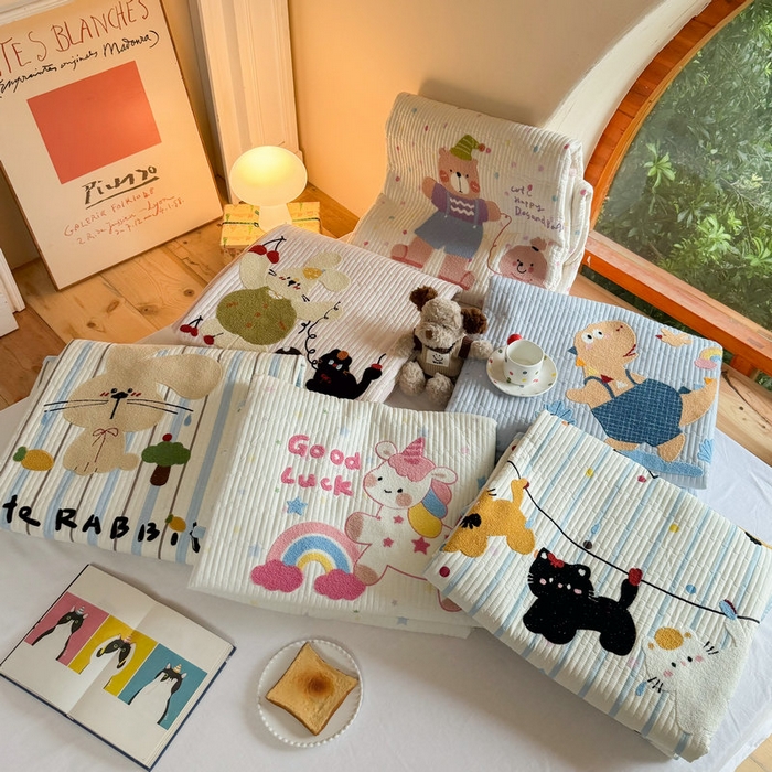 91家纺网 家纺一手货源 找家纺 鑫喜莱家纺 2025新款A版纯棉B版牛奶绒床盖毛巾绣系列单件床褥垫软床垫床盖 组合图仅供展示不可下单