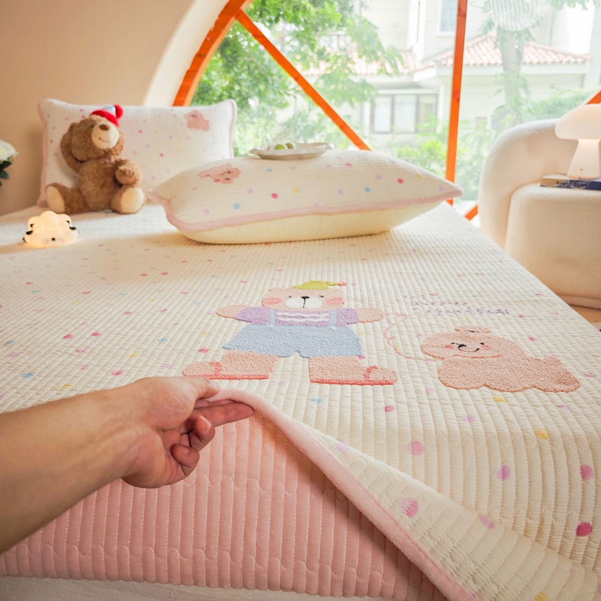 91家纺网 家纺一手货源 找家纺 （总）鑫喜莱家纺 2025新款A版纯棉B版牛奶绒床盖毛巾绣系列单件床褥垫软床垫床盖