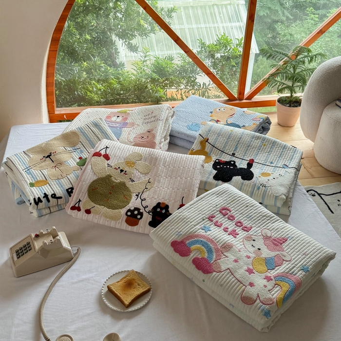 91家纺网 家纺一手货源 找家纺 鑫喜莱家纺 2025新款A版纯棉B版牛奶绒床盖毛巾绣系列单件床褥垫软床垫床盖 组合图仅供展示不可下单
