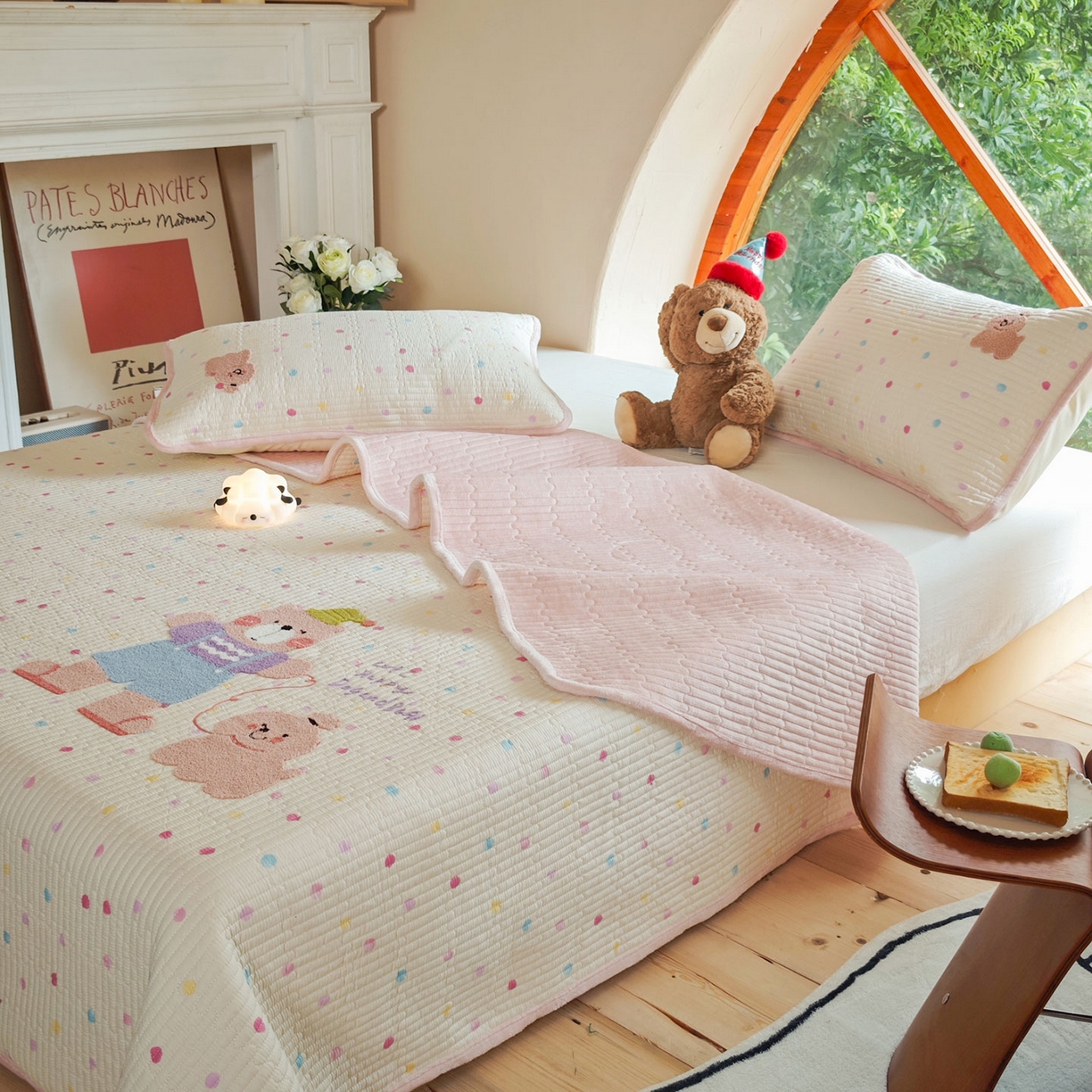 91家纺网 家纺一手货源 找家纺 鑫喜莱家纺 2025新款A版纯棉B版牛奶绒床盖毛巾绣系列单件床褥垫软床垫床盖 卡米熊和伙伴