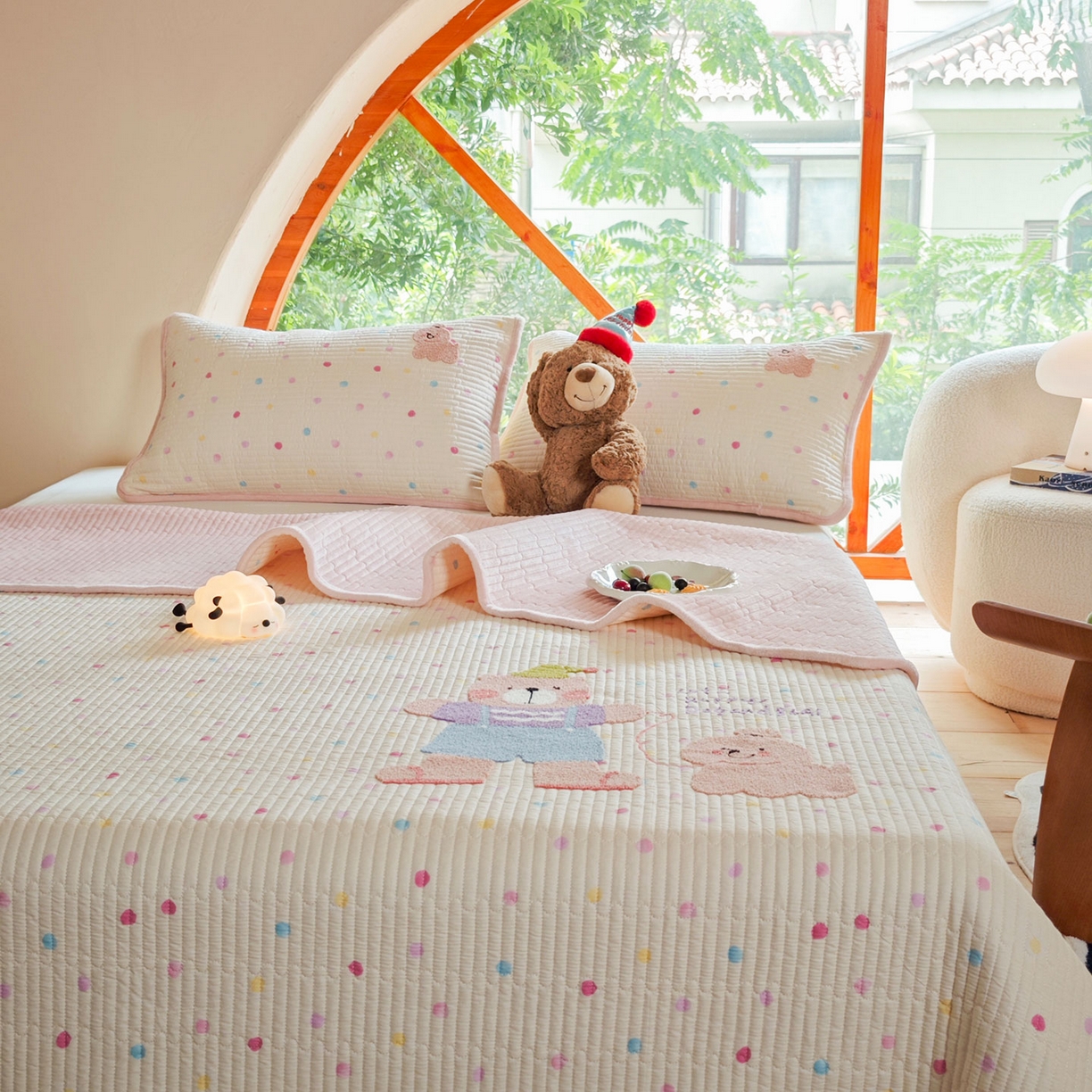 91家纺网 家纺一手货源 找家纺 鑫喜莱家纺 2025新款A版纯棉B版牛奶绒床盖毛巾绣系列单件床褥垫软床垫床盖 卡米熊和伙伴