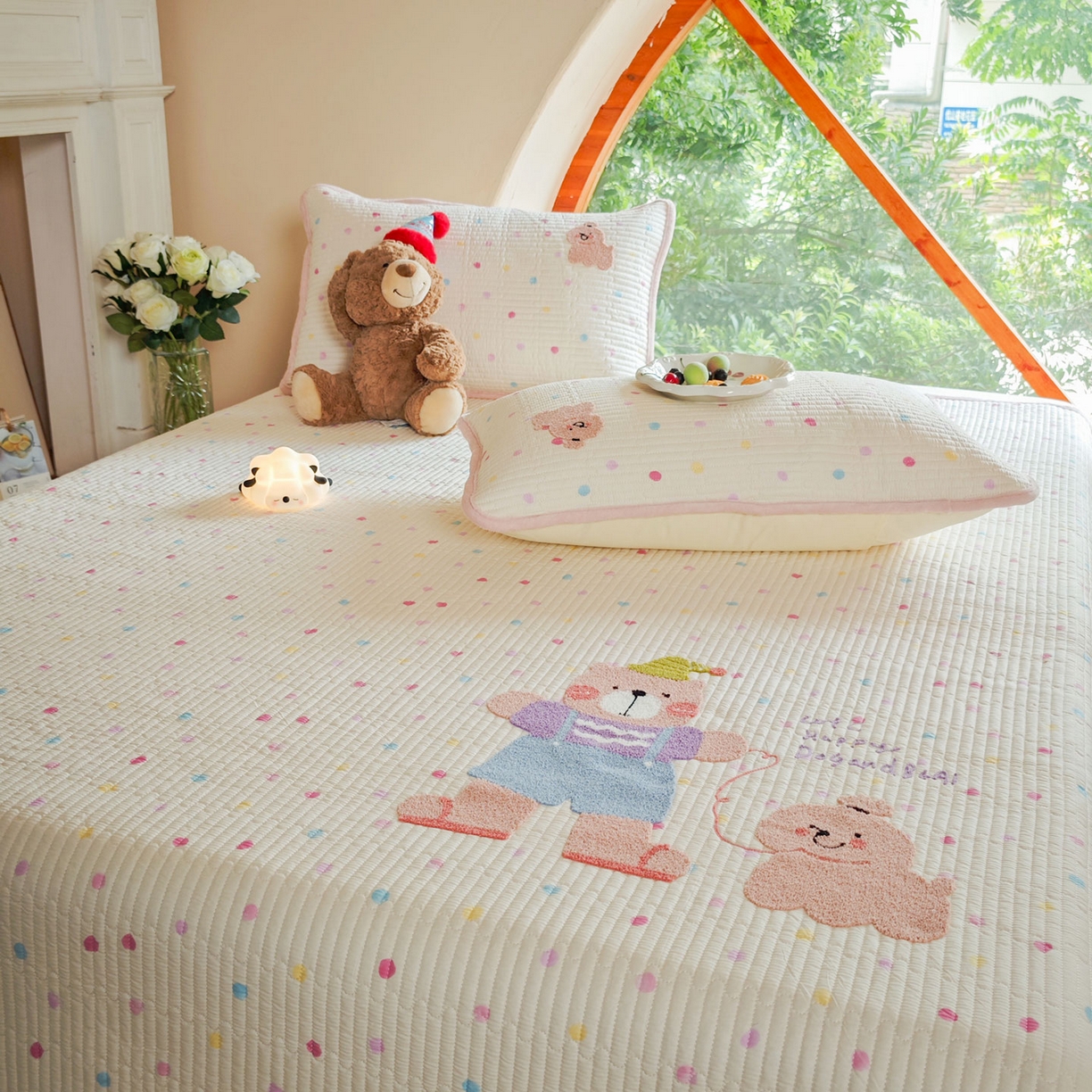 91家纺网 家纺一手货源 找家纺 鑫喜莱家纺 2025新款A版纯棉B版牛奶绒床盖毛巾绣系列单件床褥垫软床垫床盖 卡米熊和伙伴