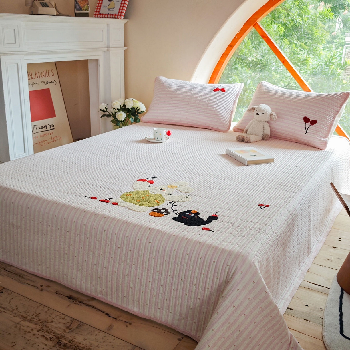 91家纺网 家纺一手货源 找家纺 鑫喜莱家纺 2025新款A版纯棉B版牛奶绒床盖毛巾绣系列单件床褥垫软床垫床盖 樱桃小兔