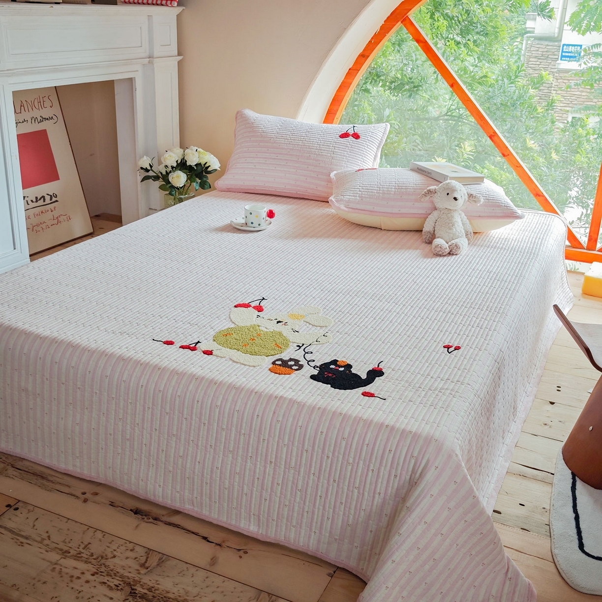 91家纺网 家纺一手货源 找家纺 鑫喜莱家纺 2025新款A版纯棉B版牛奶绒床盖毛巾绣系列单件床褥垫软床垫床盖 樱桃小兔