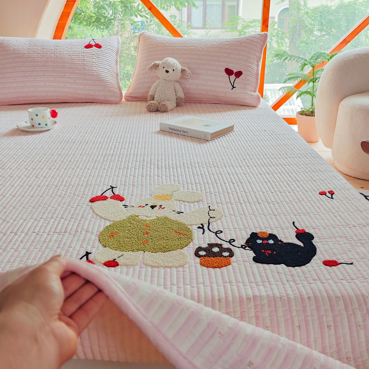 91家纺网 家纺一手货源 找家纺 鑫喜莱家纺 2025新款A版纯棉B版牛奶绒床盖毛巾绣系列单件床褥垫软床垫床盖 樱桃小兔