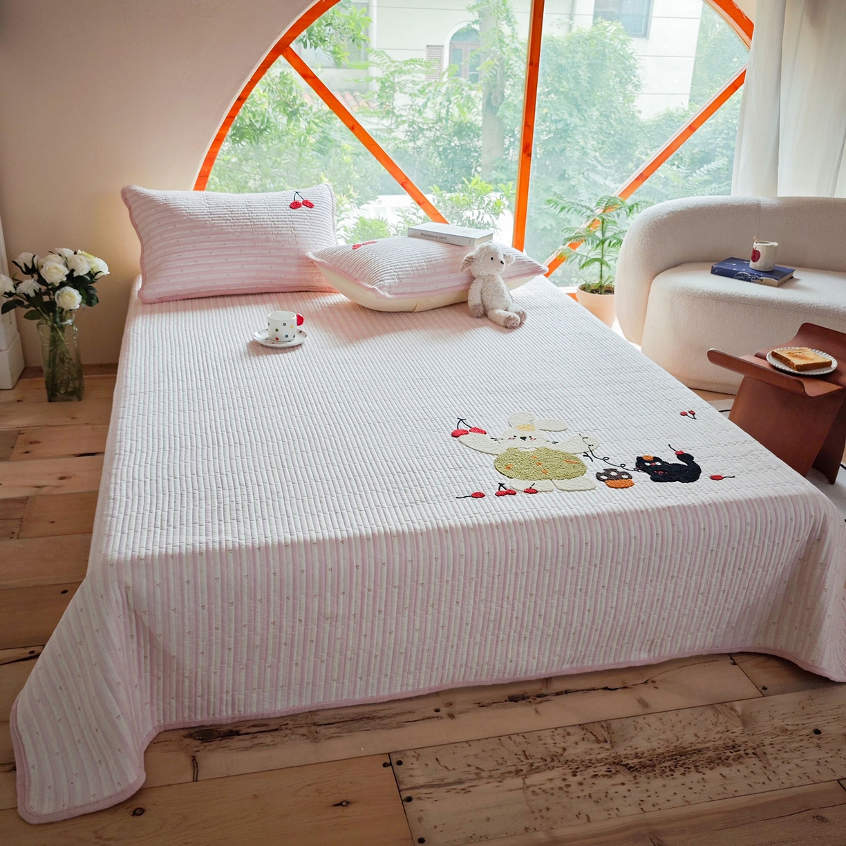 91家纺网 家纺一手货源 找家纺 鑫喜莱家纺 2025新款A版纯棉B版牛奶绒床盖毛巾绣系列单件床褥垫软床垫床盖 樱桃小兔