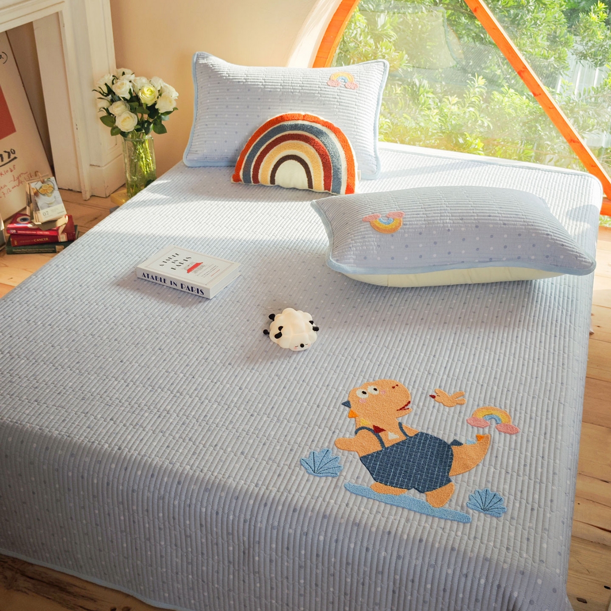 91家纺网 家纺一手货源 找家纺 鑫喜莱家纺 2025新款A版纯棉B版牛奶绒床盖毛巾绣系列单件床褥垫软床垫床盖 恐龙呆呆