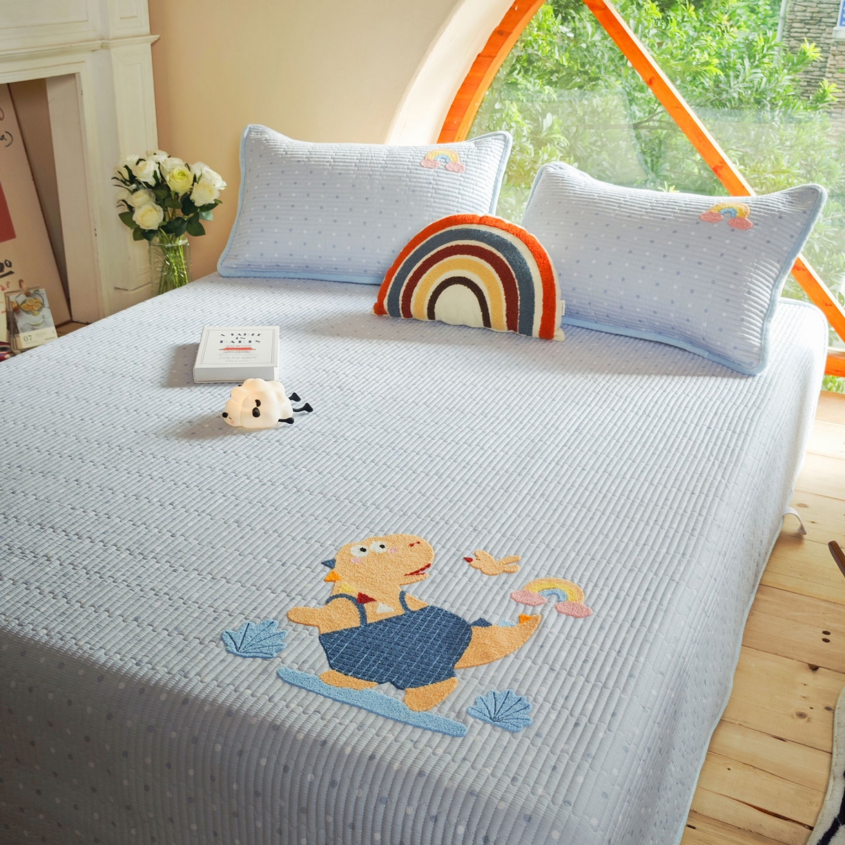 91家纺网 家纺一手货源 找家纺 鑫喜莱家纺 2025新款A版纯棉B版牛奶绒床盖毛巾绣系列单件床褥垫软床垫床盖 恐龙呆呆