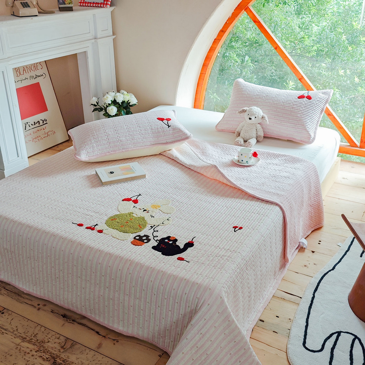 91家纺网 家纺一手货源 找家纺 鑫喜莱家纺 2025新款A版纯棉B版牛奶绒床盖毛巾绣系列单件床褥垫软床垫床盖 樱桃小兔