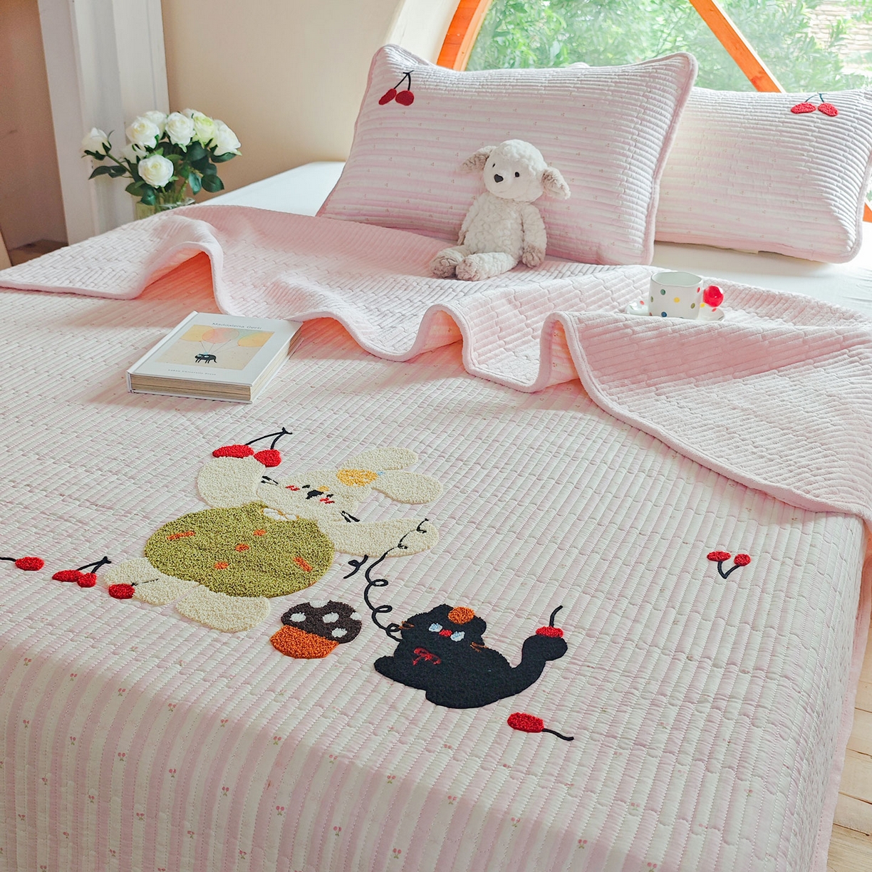 91家纺网 家纺一手货源 找家纺 鑫喜莱家纺 2025新款A版纯棉B版牛奶绒床盖毛巾绣系列单件床褥垫软床垫床盖 樱桃小兔
