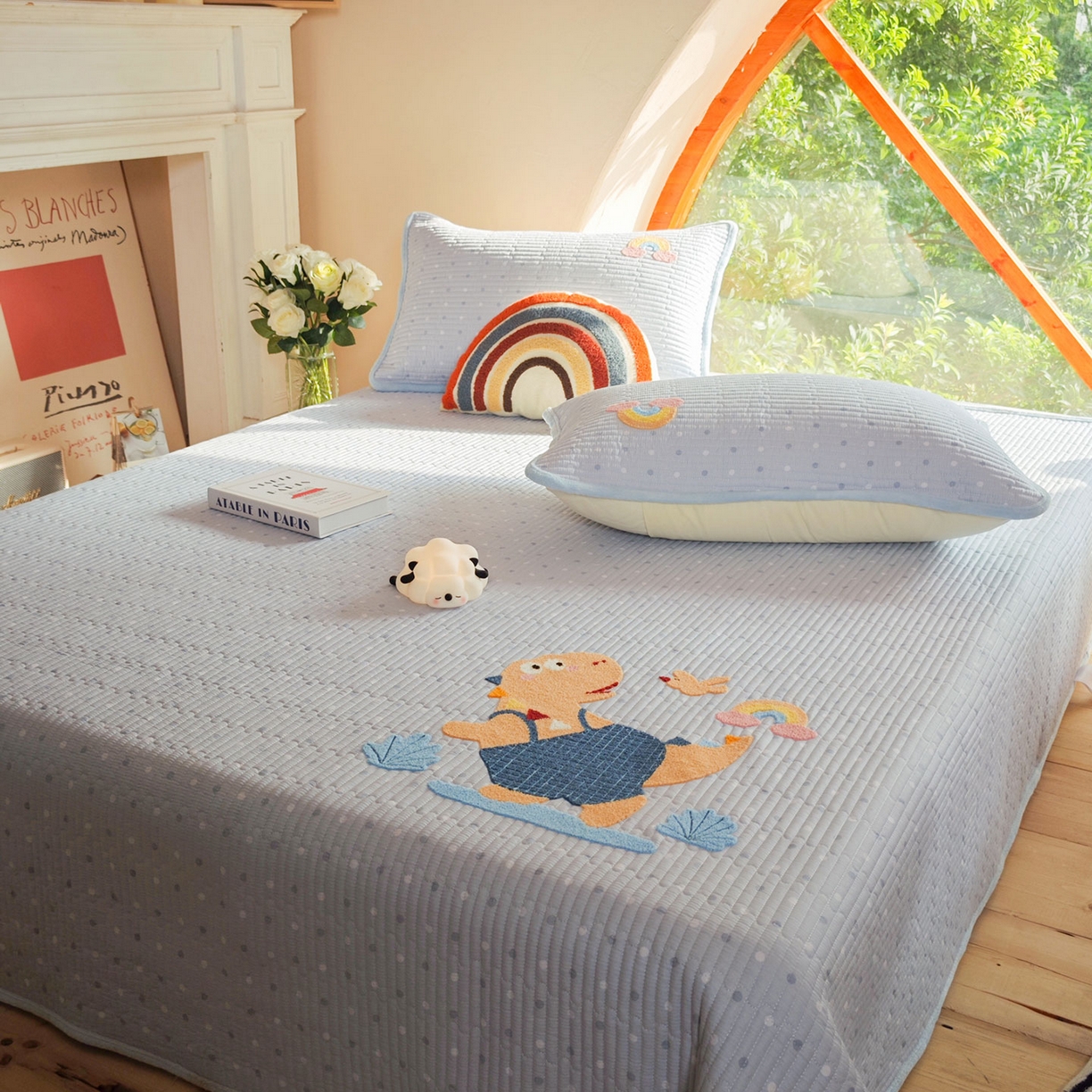 91家纺网 家纺一手货源 找家纺 鑫喜莱家纺 2025新款A版纯棉B版牛奶绒床盖毛巾绣系列单件床褥垫软床垫床盖 恐龙呆呆