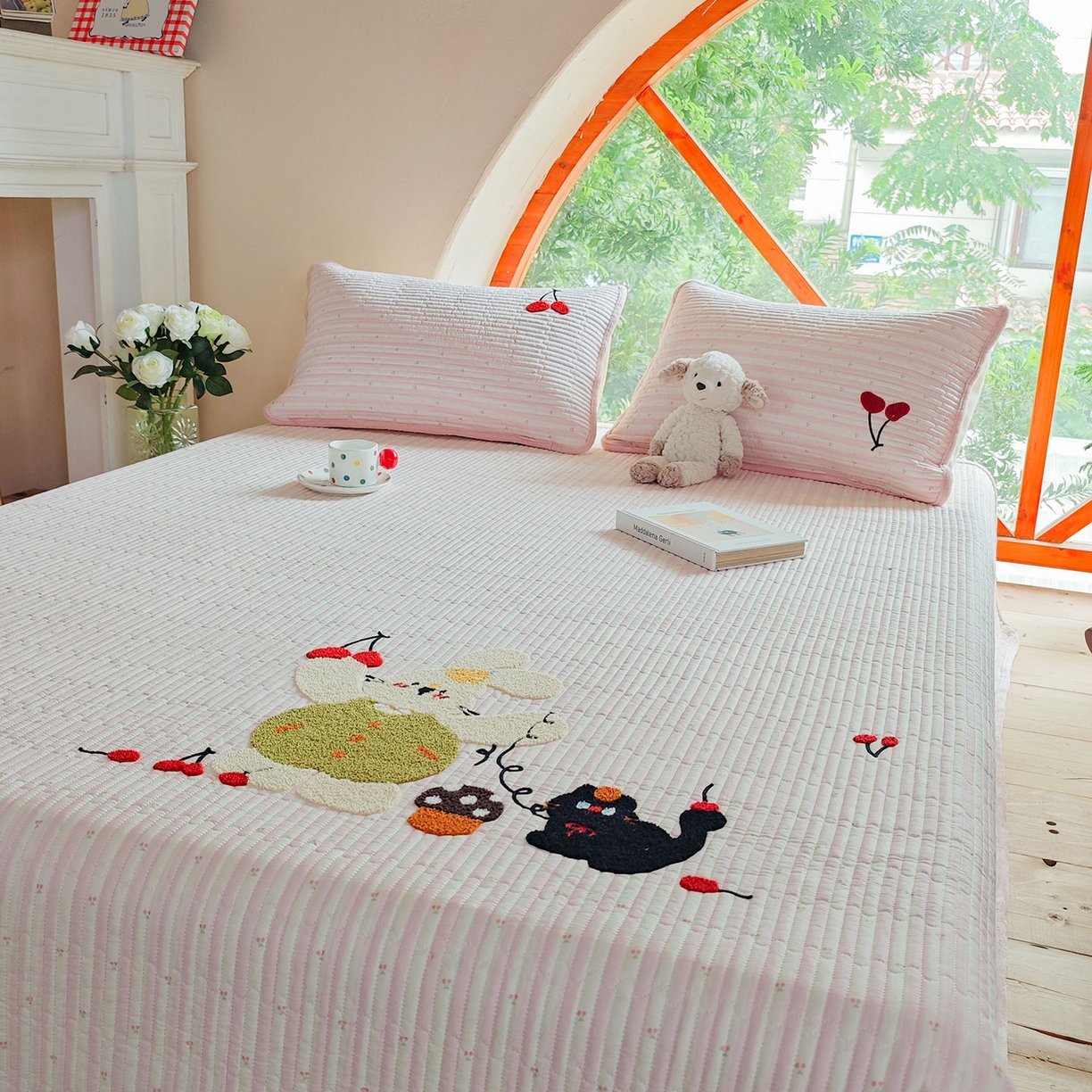 91家纺网 家纺一手货源 找家纺 鑫喜莱家纺 2025新款A版纯棉B版牛奶绒床盖毛巾绣系列单件床褥垫软床垫床盖 樱桃小兔