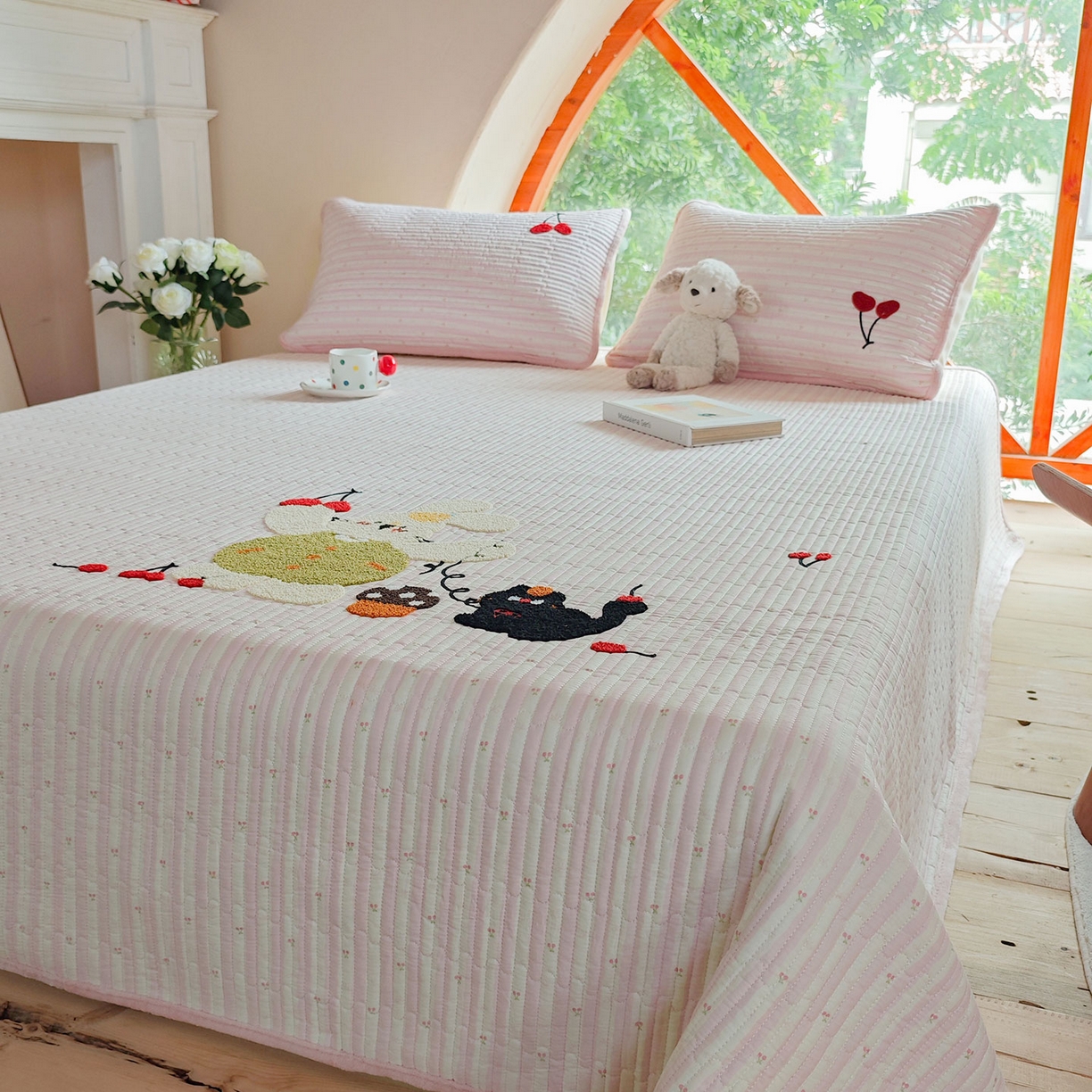 91家纺网 家纺一手货源 找家纺 鑫喜莱家纺 2025新款A版纯棉B版牛奶绒床盖毛巾绣系列单件床褥垫软床垫床盖 樱桃小兔