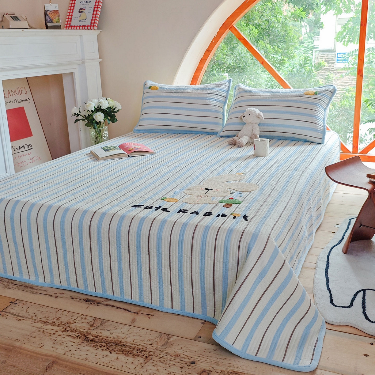 91家纺网 家纺一手货源 找家纺 鑫喜莱家纺 2025新款A版纯棉B版牛奶绒床盖毛巾绣系列单件床褥垫软床垫床盖 萝卜兔