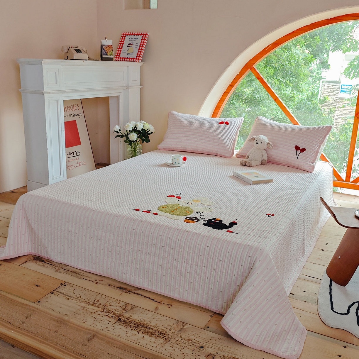 91家纺网 家纺一手货源 找家纺 鑫喜莱家纺 2025新款A版纯棉B版牛奶绒床盖毛巾绣系列单件床褥垫软床垫床盖 樱桃小兔