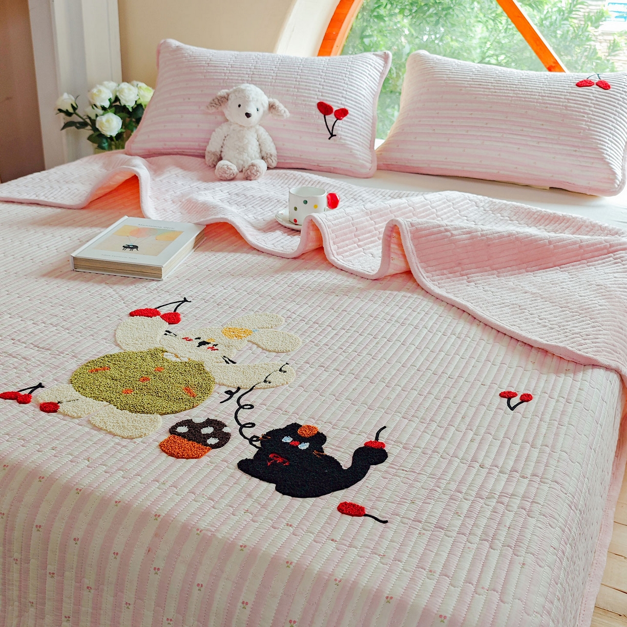 91家纺网 家纺一手货源 找家纺 鑫喜莱家纺 2025新款A版纯棉B版牛奶绒床盖毛巾绣系列单件床褥垫软床垫床盖 樱桃小兔