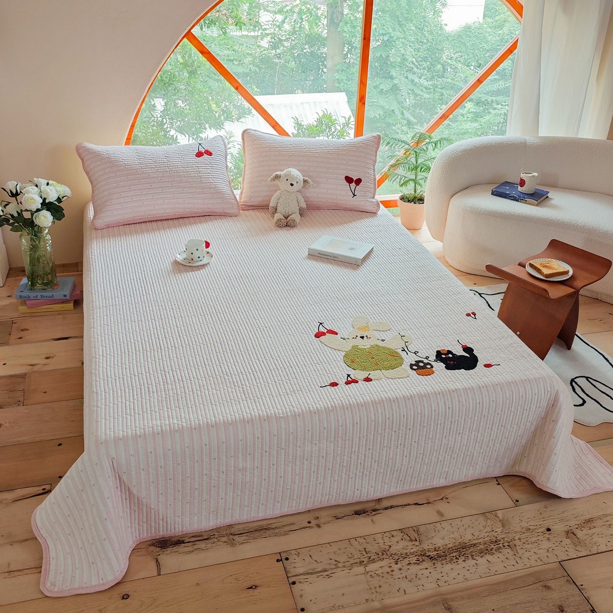 91家纺网 家纺一手货源 找家纺 鑫喜莱家纺 2025新款A版纯棉B版牛奶绒床盖毛巾绣系列单件床褥垫软床垫床盖 樱桃小兔