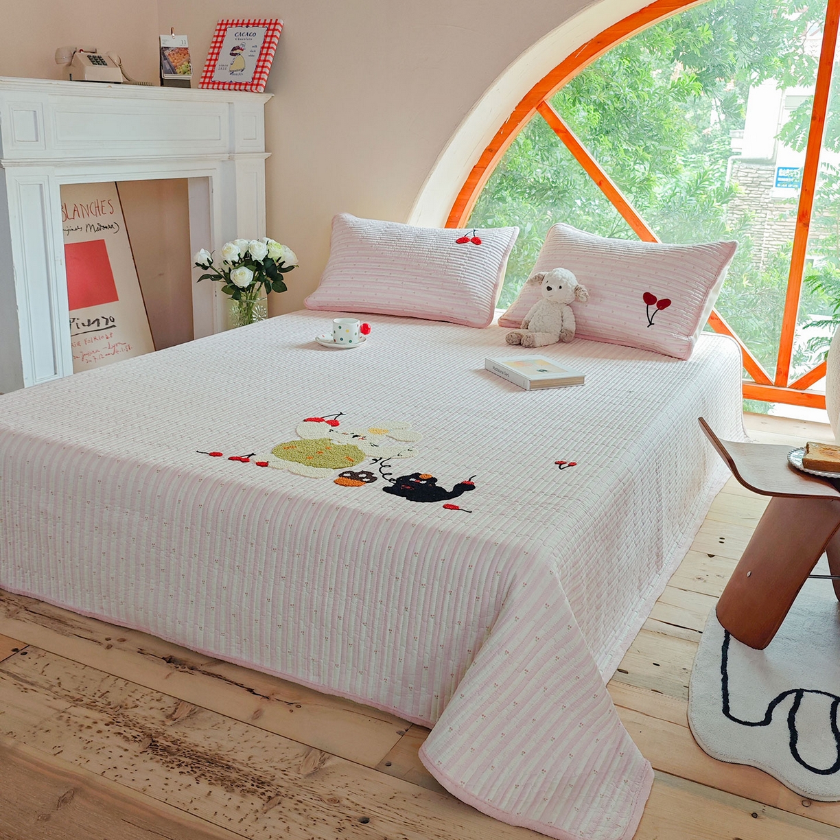 91家纺网 家纺一手货源 找家纺 鑫喜莱家纺 2025新款A版纯棉B版牛奶绒床盖毛巾绣系列单件床褥垫软床垫床盖 樱桃小兔