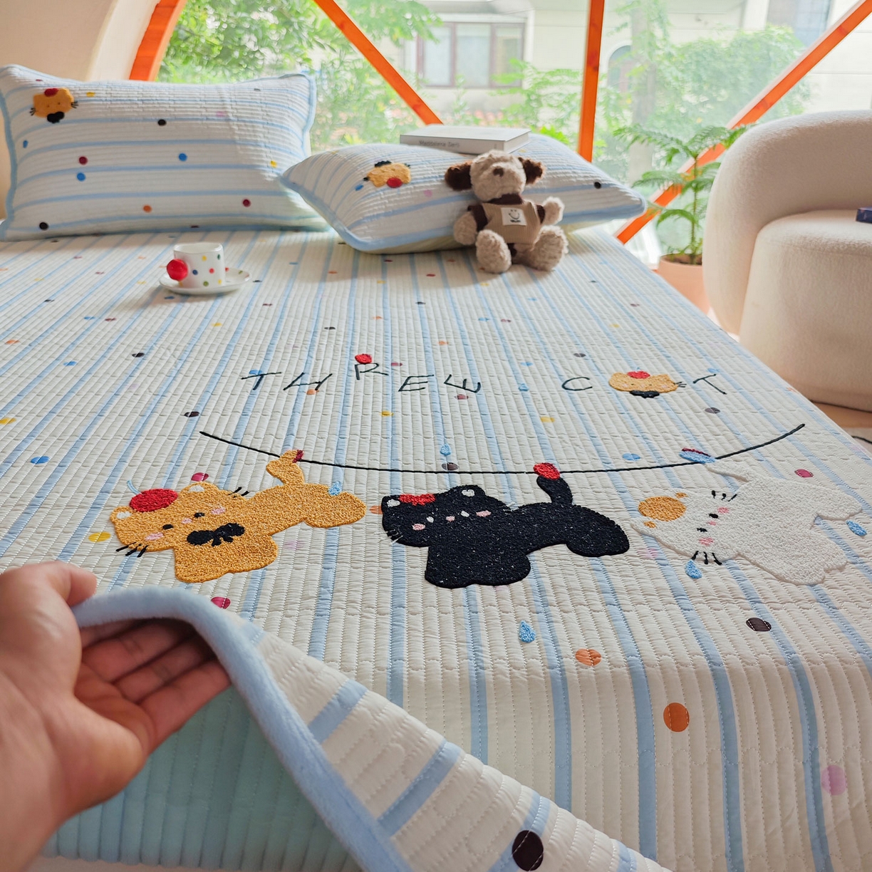 91家纺网 家纺一手货源 找家纺 鑫喜莱家纺 2025新款A版纯棉B版牛奶绒床盖毛巾绣系列单件床褥垫软床垫床盖 小猫伙伴