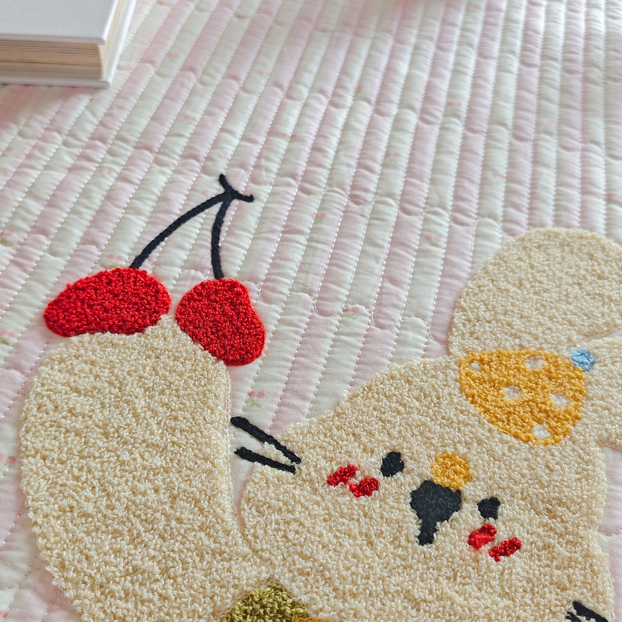 91家纺网 家纺一手货源 找家纺 鑫喜莱家纺 2025新款A版纯棉B版牛奶绒床盖毛巾绣系列单件床褥垫软床垫床盖 樱桃小兔