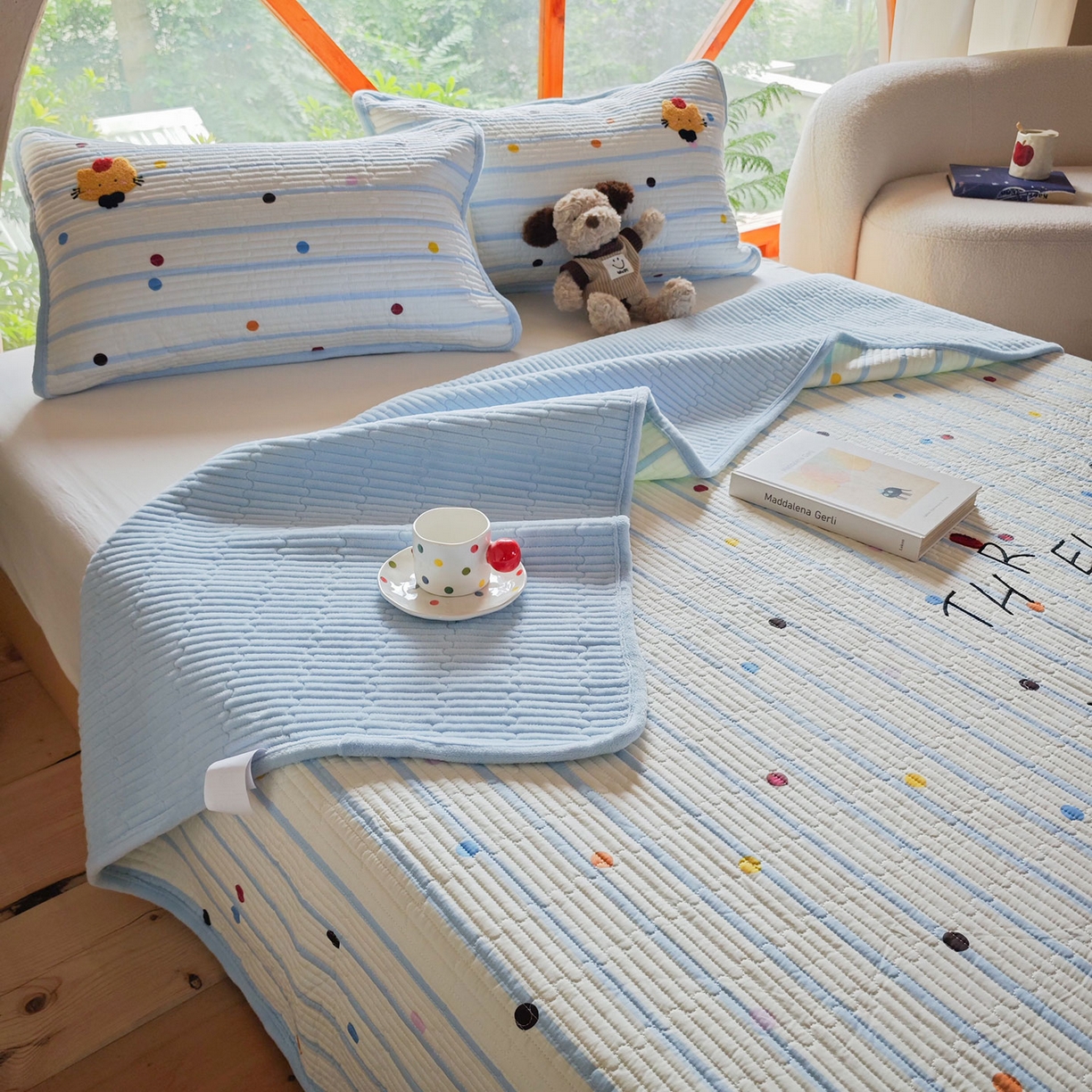 91家纺网 家纺一手货源 找家纺 鑫喜莱家纺 2025新款A版纯棉B版牛奶绒床盖毛巾绣系列单件床褥垫软床垫床盖 小猫伙伴