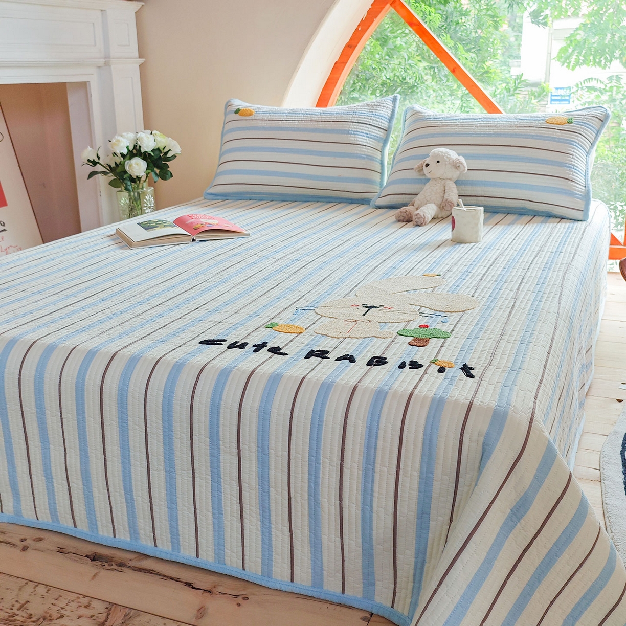 91家纺网 家纺一手货源 找家纺 鑫喜莱家纺 2025新款A版纯棉B版牛奶绒床盖毛巾绣系列单件床褥垫软床垫床盖 萝卜兔