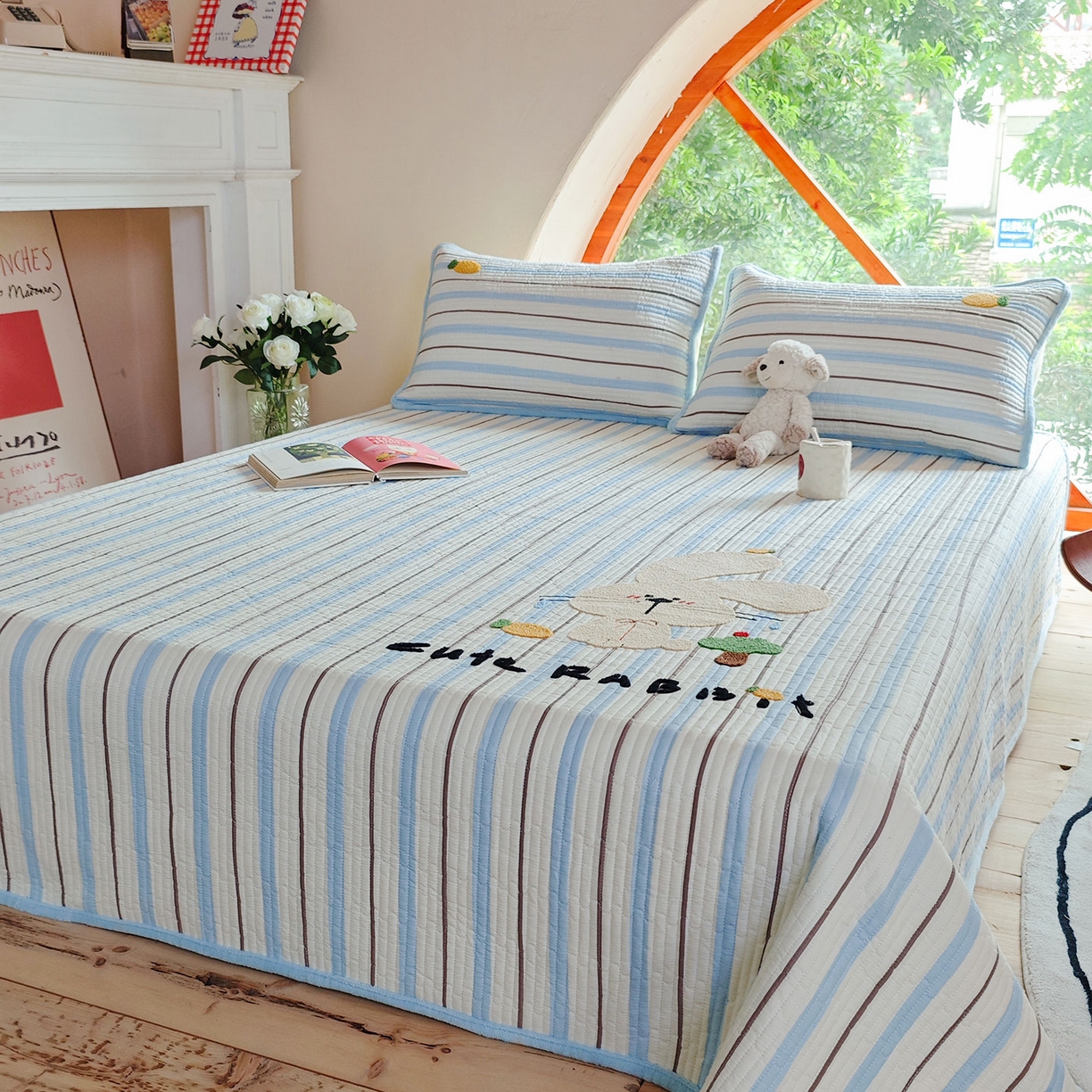 91家纺网 家纺一手货源 找家纺 鑫喜莱家纺 2025新款A版纯棉B版牛奶绒床盖毛巾绣系列单件床褥垫软床垫床盖 萝卜兔