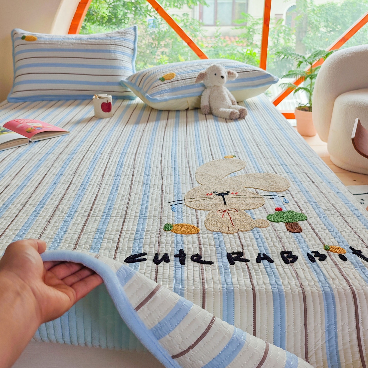 91家纺网 家纺一手货源 找家纺 鑫喜莱家纺 2025新款A版纯棉B版牛奶绒床盖毛巾绣系列单件床褥垫软床垫床盖 萝卜兔