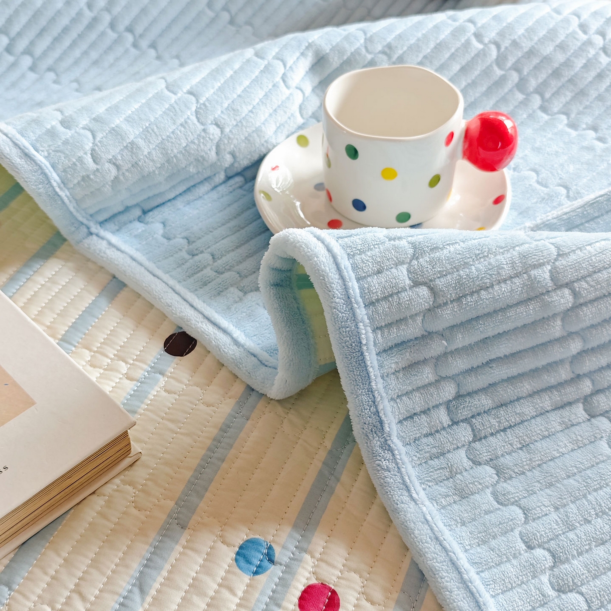 91家纺网 家纺一手货源 找家纺 鑫喜莱家纺 2025新款A版纯棉B版牛奶绒床盖毛巾绣系列单件床褥垫软床垫床盖 小猫伙伴