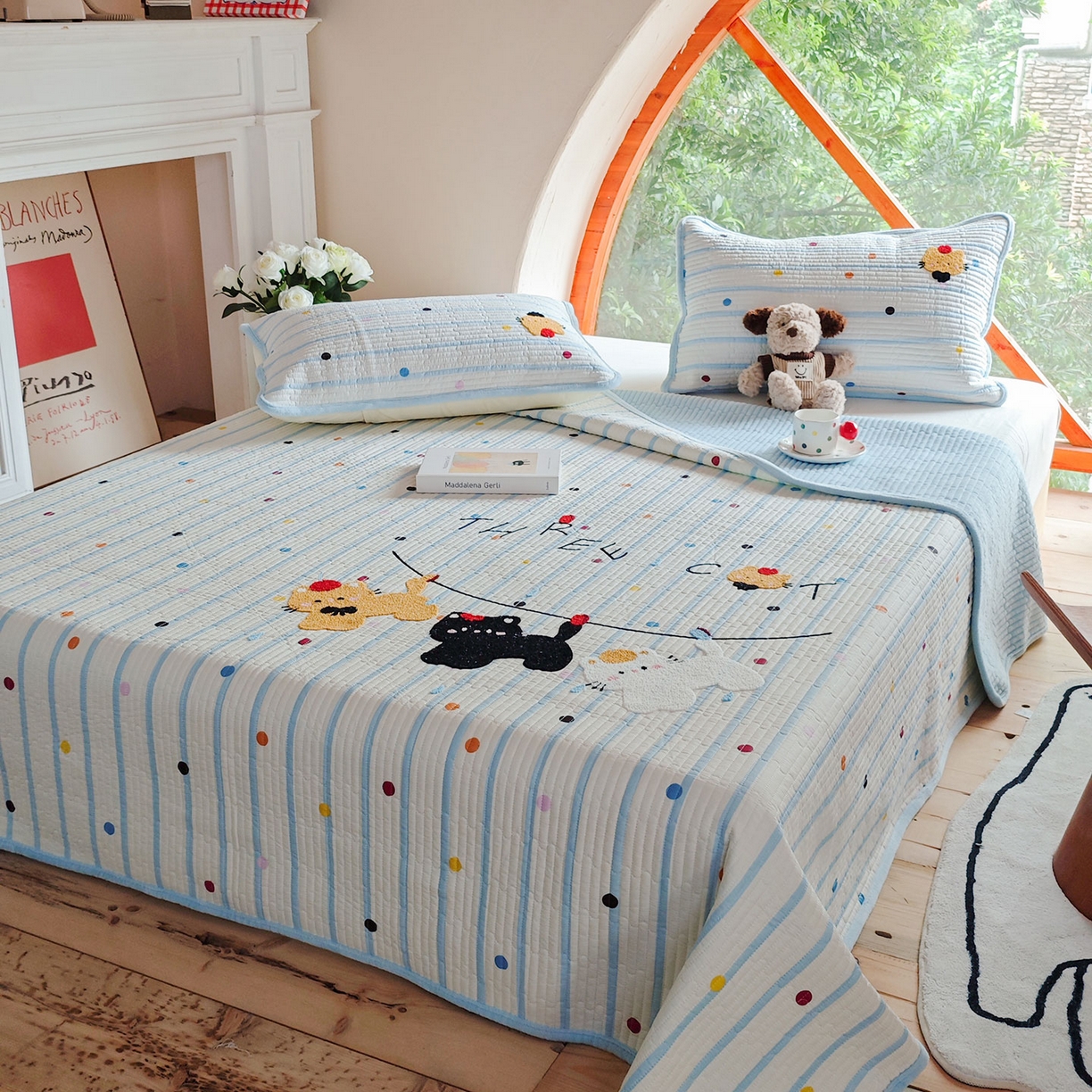 91家纺网 家纺一手货源 找家纺 鑫喜莱家纺 2025新款A版纯棉B版牛奶绒床盖毛巾绣系列单件床褥垫软床垫床盖 小猫伙伴