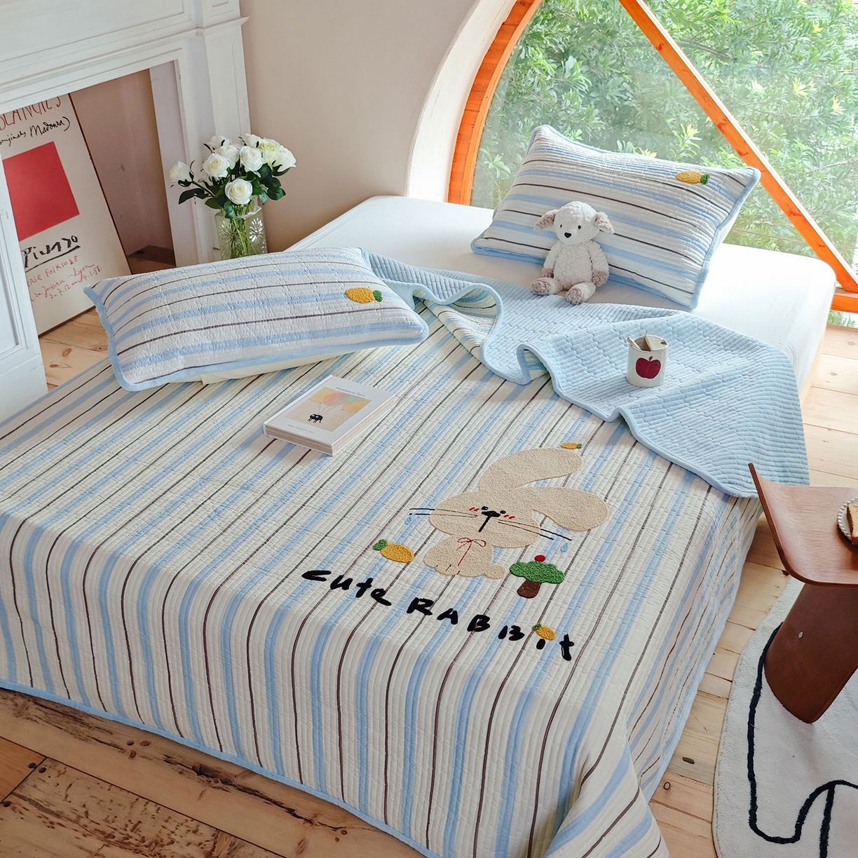 91家纺网 家纺一手货源 找家纺 鑫喜莱家纺 2025新款A版纯棉B版牛奶绒床盖毛巾绣系列单件床褥垫软床垫床盖 萝卜兔