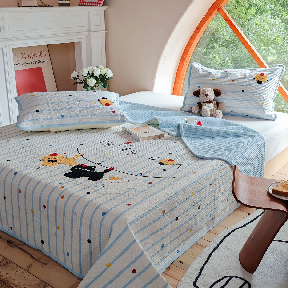 91家纺网 家纺一手货源 找家纺 鑫喜莱家纺 2025新款A版纯棉B版牛奶绒床盖毛巾绣系列单件床褥垫软床垫床盖 小猫伙伴