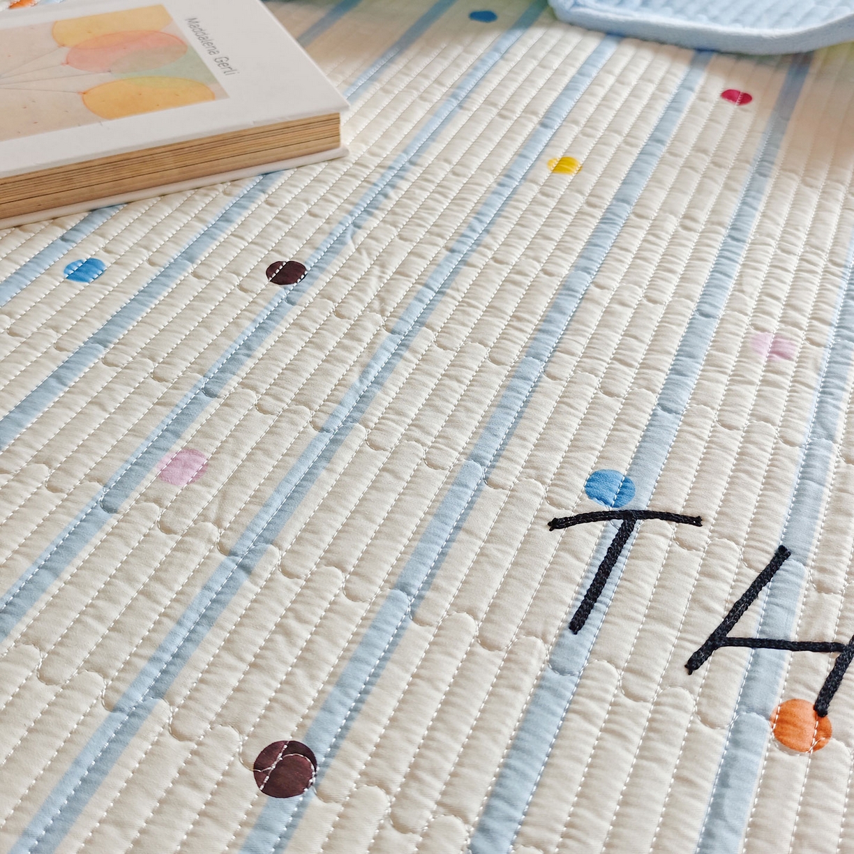 91家纺网 家纺一手货源 找家纺 鑫喜莱家纺 2025新款A版纯棉B版牛奶绒床盖毛巾绣系列单件床褥垫软床垫床盖 小猫伙伴