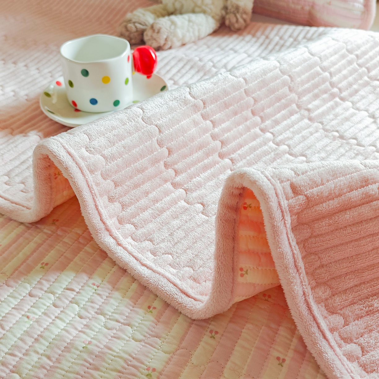 91家纺网 家纺一手货源 找家纺 鑫喜莱家纺 2025新款A版纯棉B版牛奶绒床盖毛巾绣系列单件床褥垫软床垫床盖 樱桃小兔