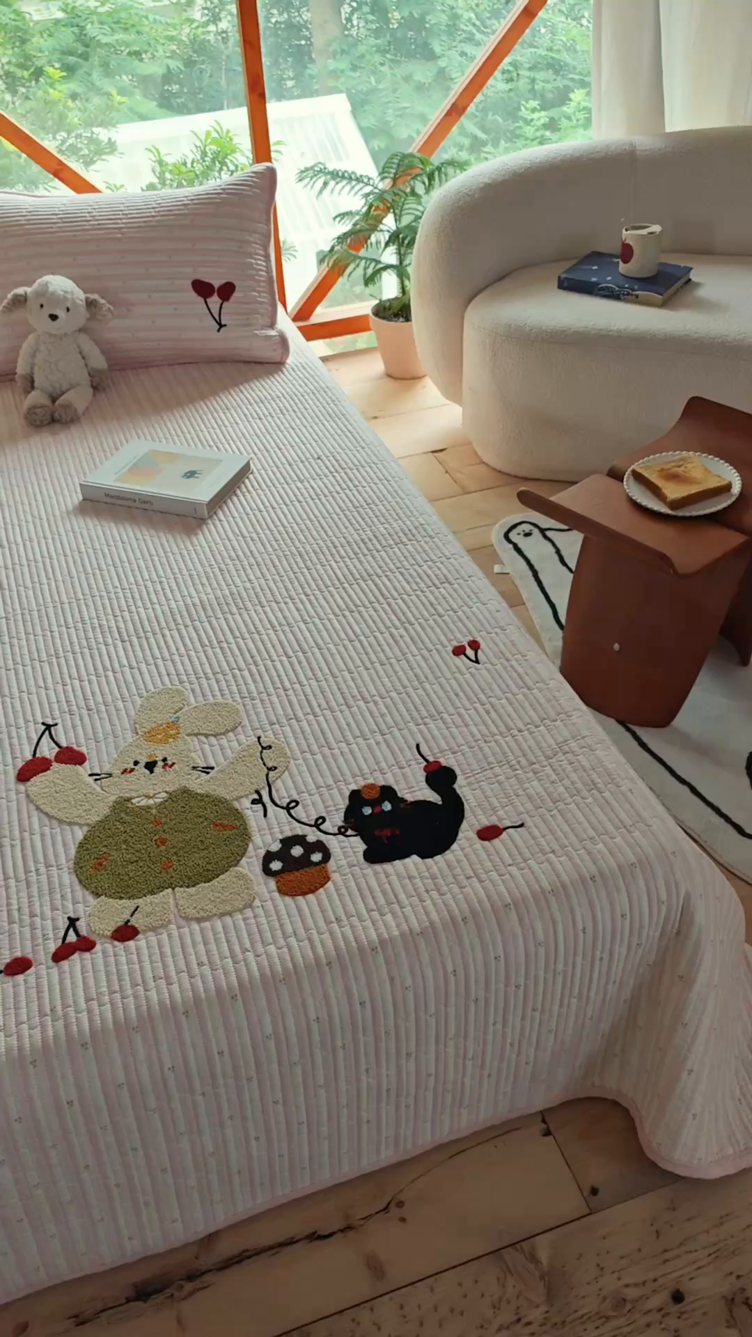 91家纺网 家纺一手货源 找家纺 鑫喜莱家纺 2025新款A版纯棉B版牛奶绒床盖毛巾绣系列单件床褥垫软床垫床盖 樱桃小兔