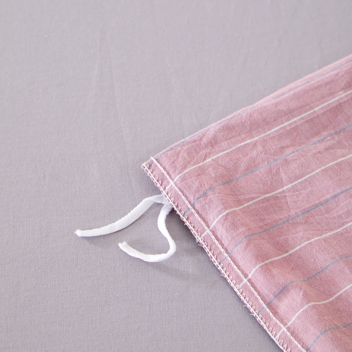 91家纺网 家纺一手货源 找家纺 九沐良品 2025新款全棉色织水洗棉无印风四件套 格林粉