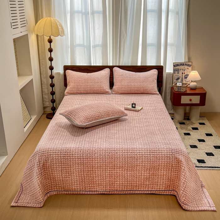 91家纺网 家纺一手货源 找家纺 芷卧 2025新款小香风牛奶绒床盖三件套 香妃-粉