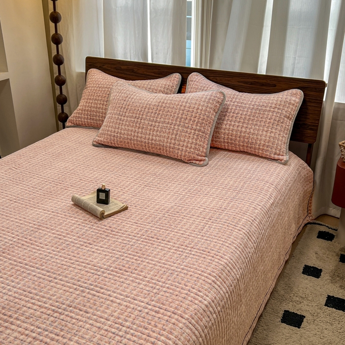 91家纺网 家纺一手货源 找家纺 芷卧 2025新款小香风牛奶绒床盖三件套 香妃-粉