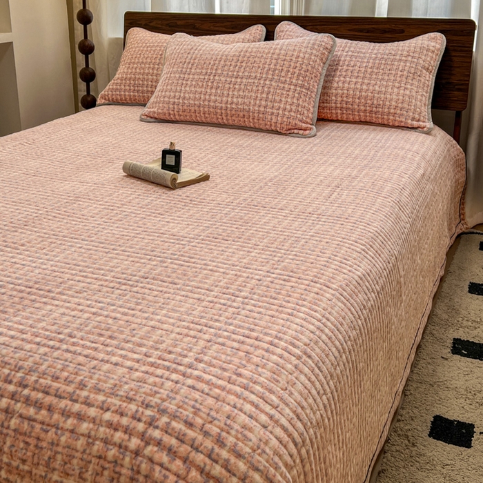 91家纺网 家纺一手货源 找家纺 芷卧 2025新款小香风牛奶绒床盖三件套 香妃-粉