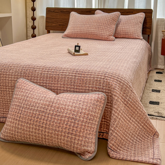 91家纺网 家纺一手货源 找家纺 芷卧 2025新款小香风牛奶绒床盖三件套 香妃-粉