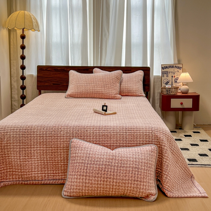 91家纺网 家纺一手货源 找家纺 芷卧 2025新款小香风牛奶绒床盖三件套 香妃-粉