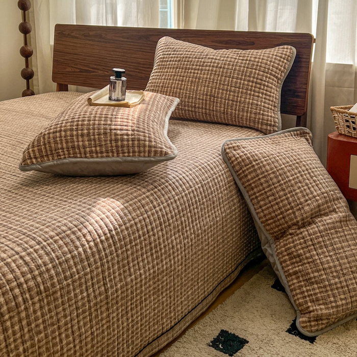 91家纺网 家纺一手货源 找家纺 芷卧 2025新款小香风牛奶绒床盖三件套 香妃-咖