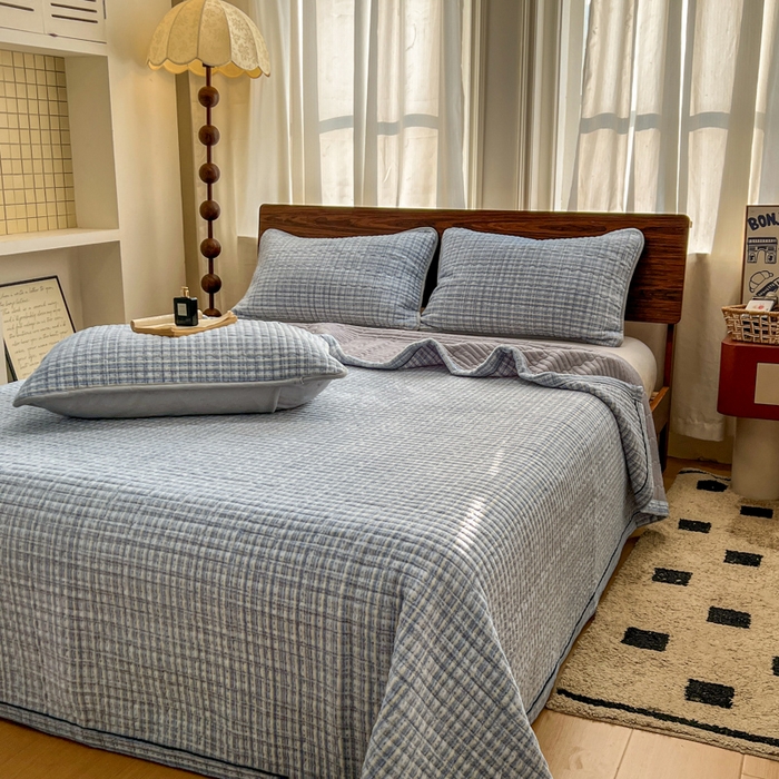 91家纺网 家纺一手货源 找家纺 芷卧 2025新款小香风牛奶绒床盖三件套 香妃-蓝