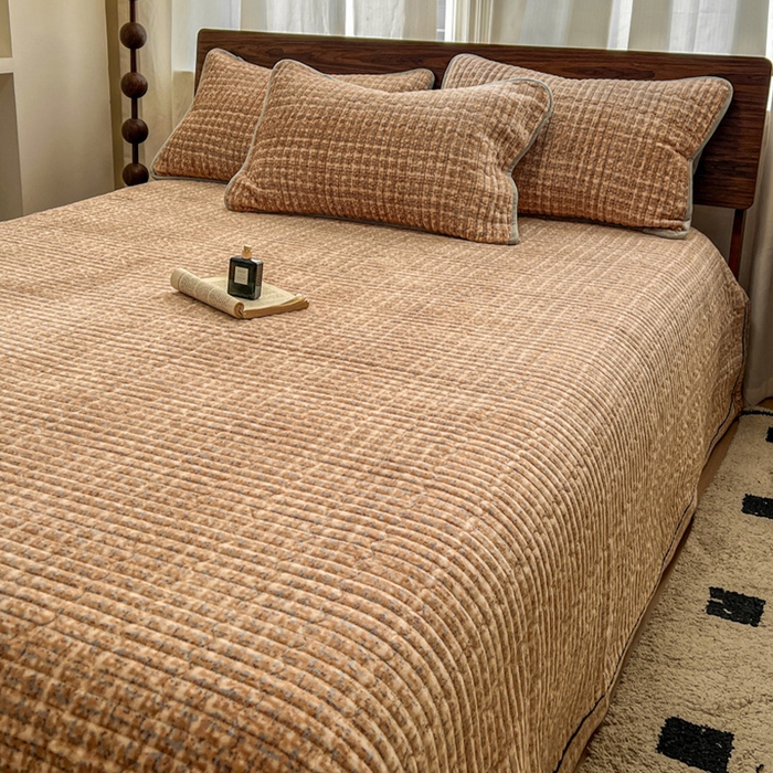 91家纺网 家纺一手货源 找家纺 芷卧 2025新款小香风牛奶绒床盖三件套 香妃-棕