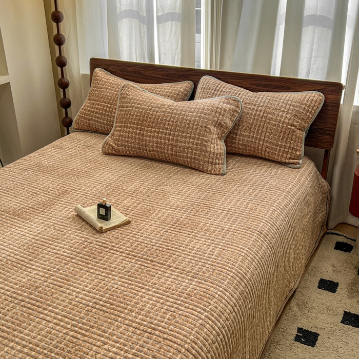 91家纺网 家纺一手货源 找家纺 芷卧 2025新款小香风牛奶绒床盖三件套 香妃-棕