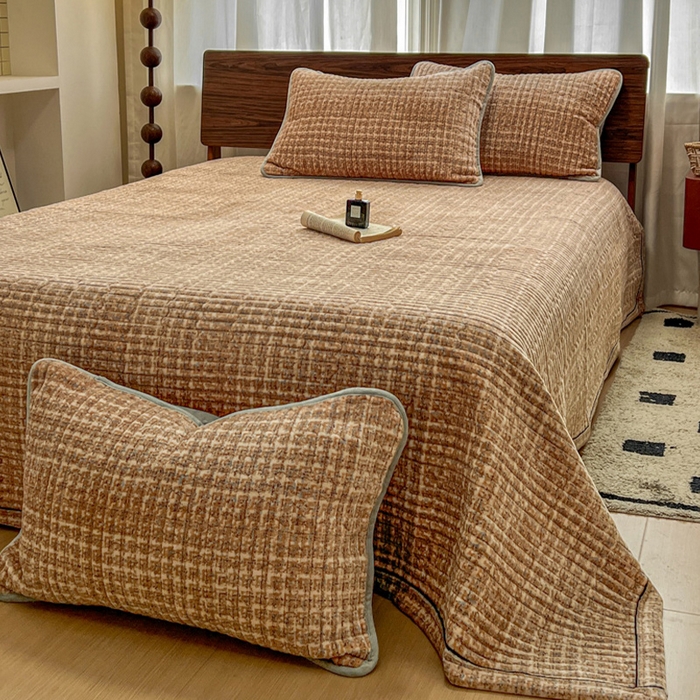 91家纺网 家纺一手货源 找家纺 芷卧 2025新款小香风牛奶绒床盖三件套 香妃-棕