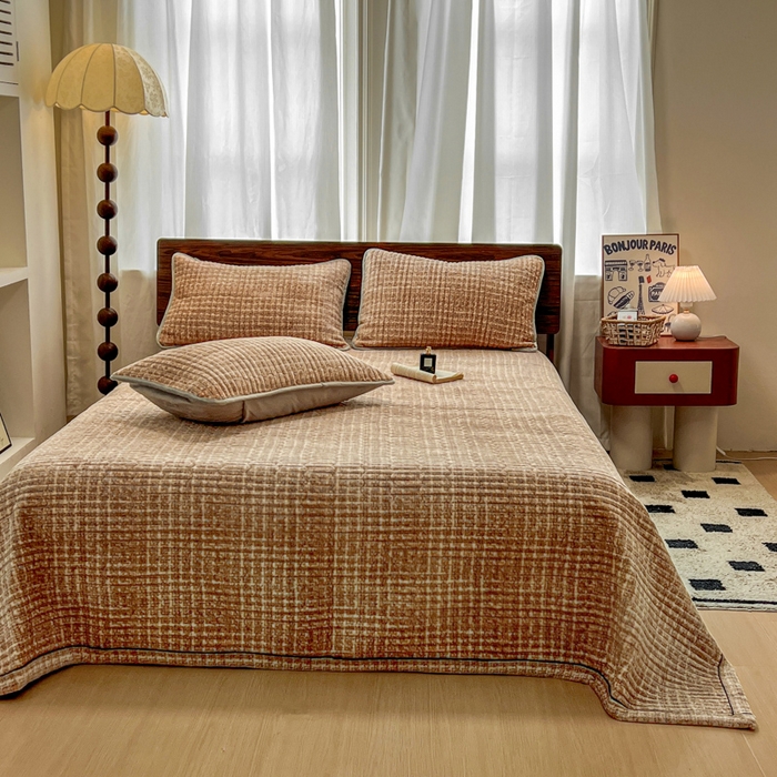 91家纺网 家纺一手货源 找家纺 芷卧 2025新款小香风牛奶绒床盖三件套 香妃-棕