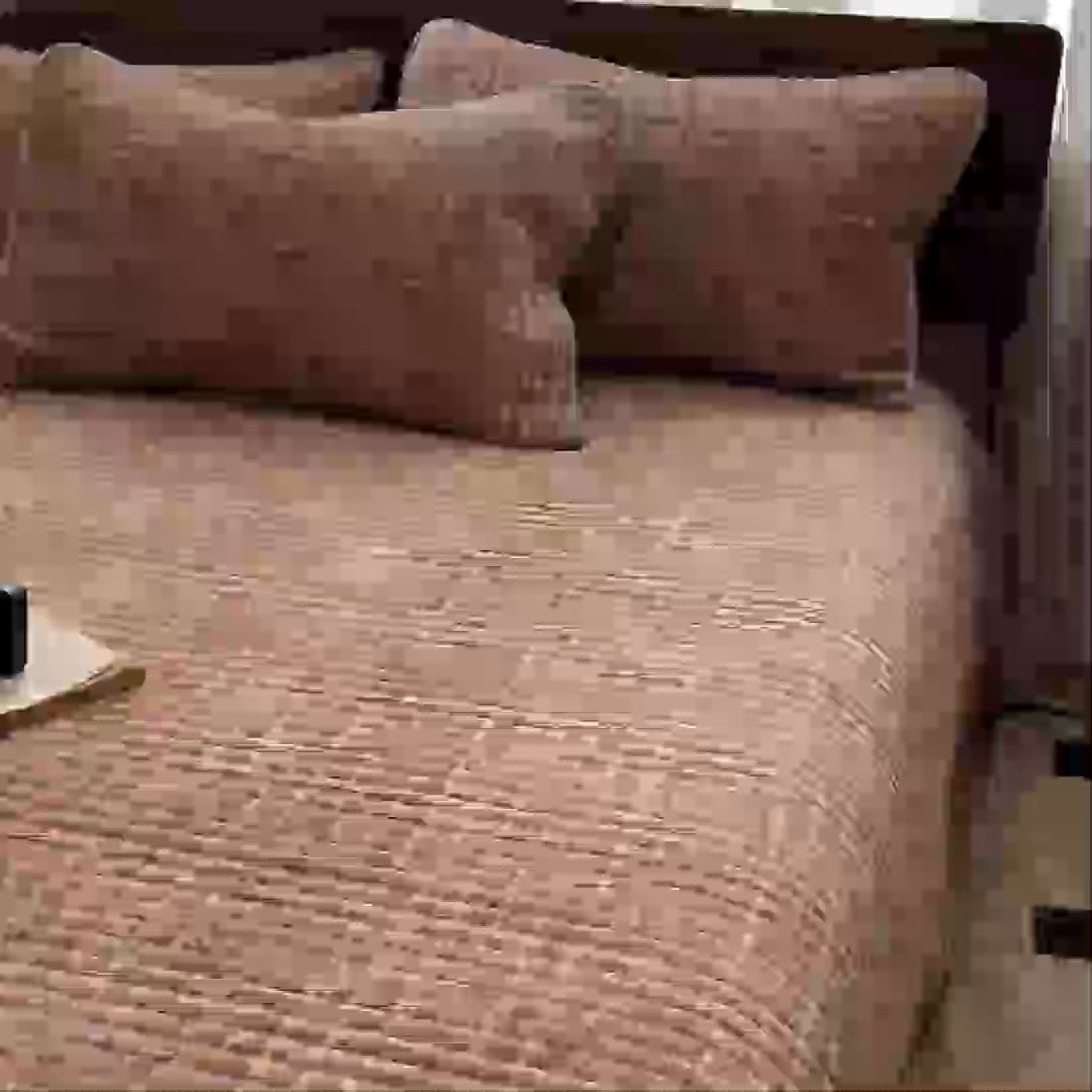 91家纺网 家纺一手货源 找家纺 芷卧 2025新款小香风牛奶绒床盖三件套 香妃-棕